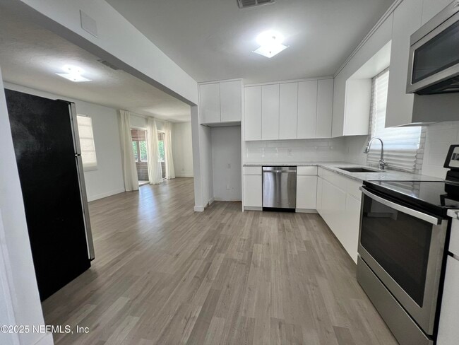 Building Photo - 8105 Santillo Dr
