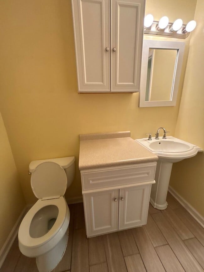 Building Photo - FOR RENT