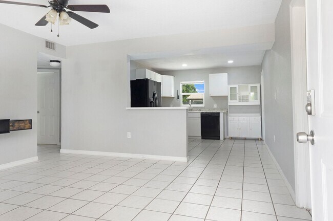 Building Photo - Charming & Rare 4-Bedroom Home in Saint Petersburg!