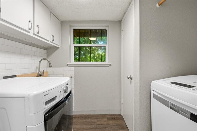 Building Photo - 6405 Chimney Creek Cir