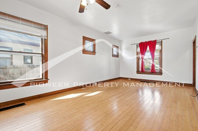 Building Photo - Beautiful Home with Fenced Yard and Washer/Dryer