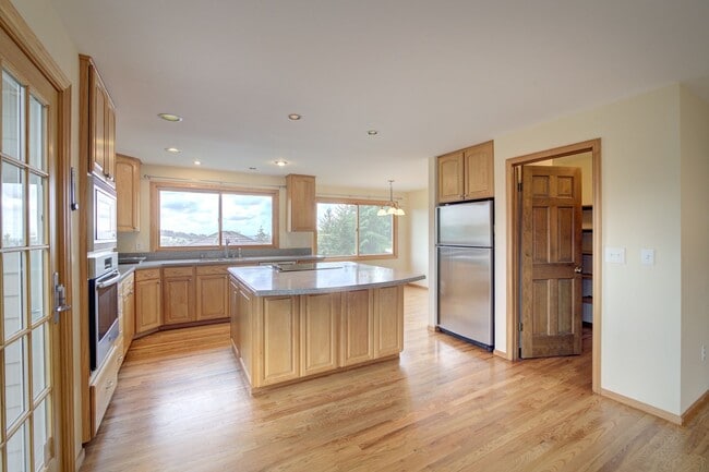 Building Photo - 5bd/3.5ba Bellevue House