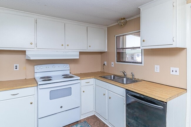 Building Photo - 2 BR, 1 BA W/ FENCED-IN YARD, COVERED FRON...