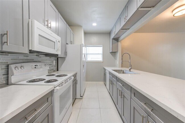 Building Photo - 3050 Holly Hall St