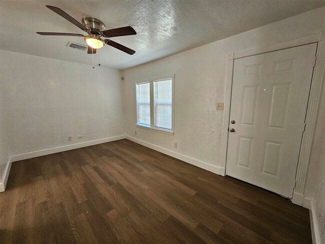 Building Photo - 905 SW 28th St