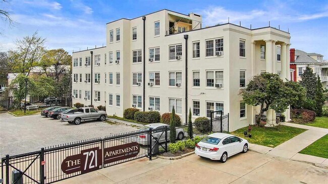 Building Photo - 721 N State St