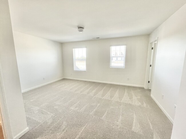 Building Photo - 3 br 2.5 ba townhome with garage