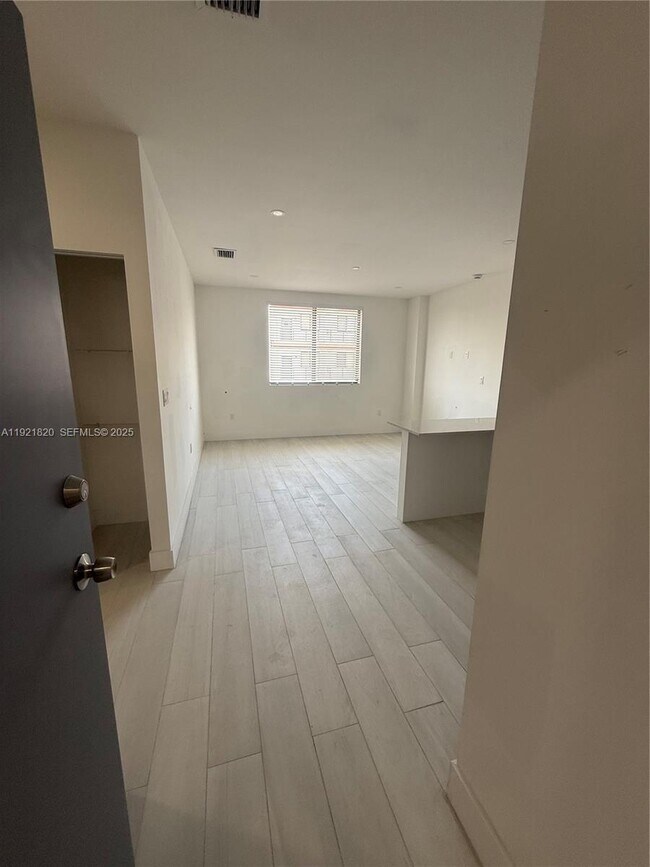 Building Photo - 909 E 24th St