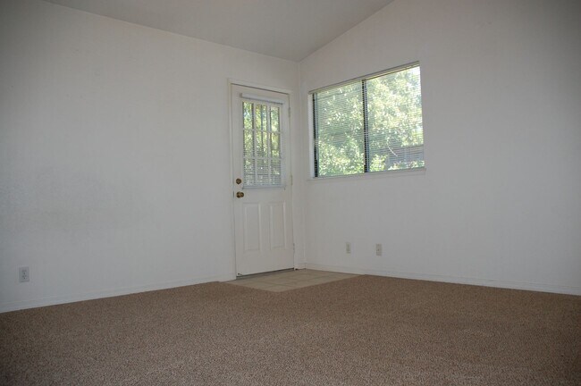 Building Photo - 4 bed 2 bath 3 car in Roseville