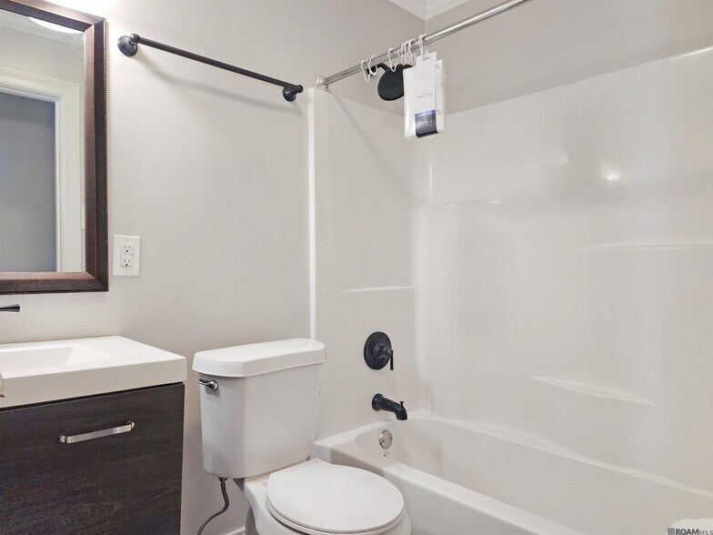 Building Photo - 468 College Hill Dr