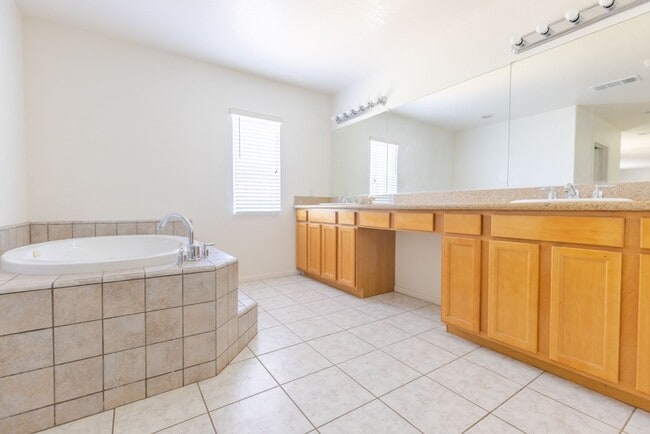 Building Photo - Stunning 4-Bedroom Home for Rent in Brawley!