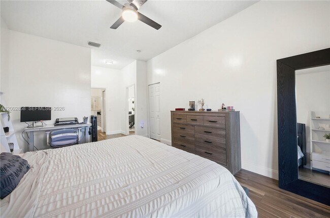 Building Photo - 2615 SE 5th Ct