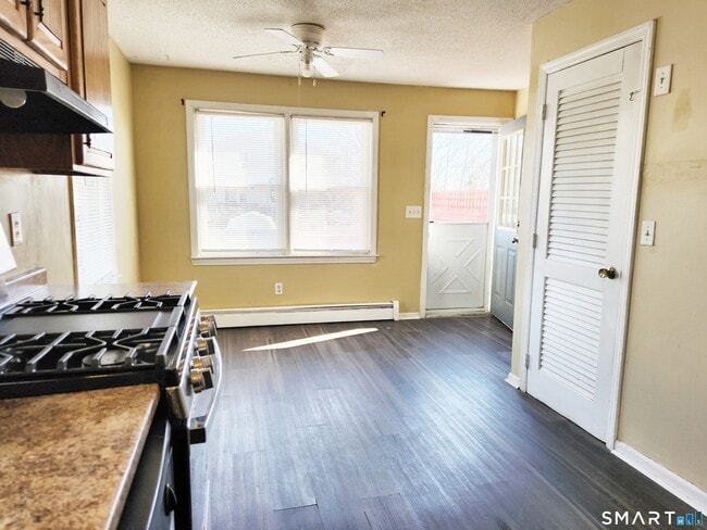 Building Photo - 164 Meadowview Ave