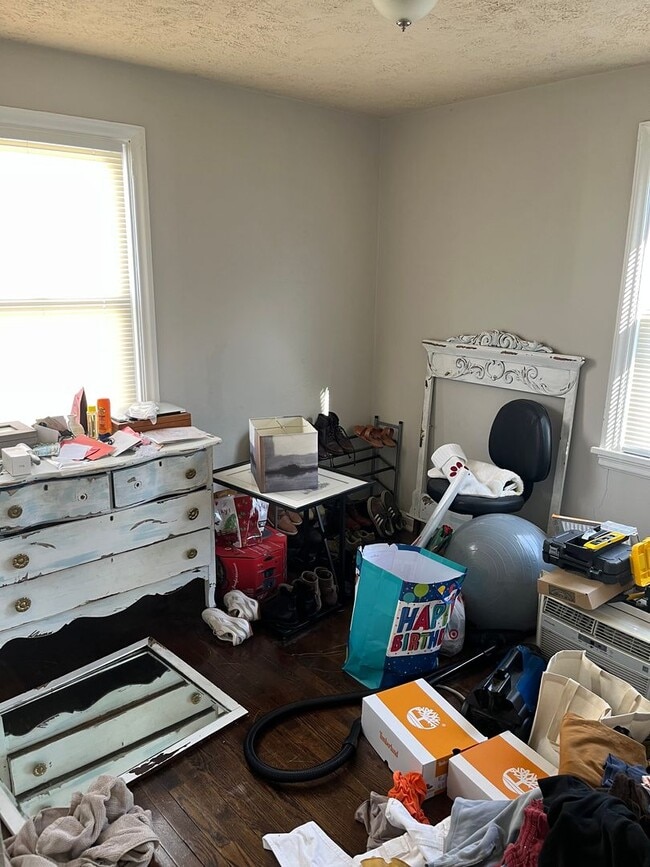 Building Photo - 2-bedroom 1 bath cottage