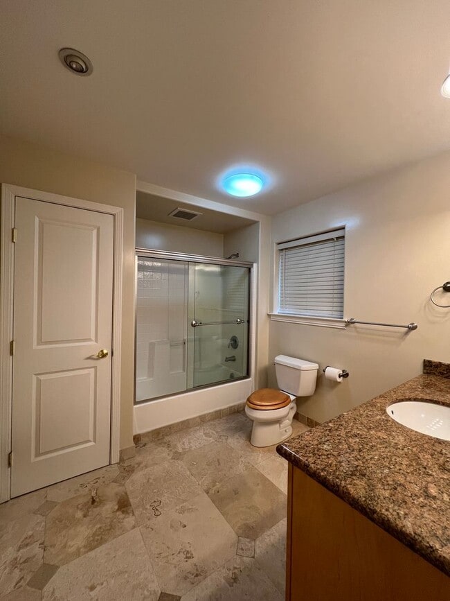 Building Photo - 2,280 Square Foot modern Three bedroom two bath multi  level home, large yard, decks, cathedral c...