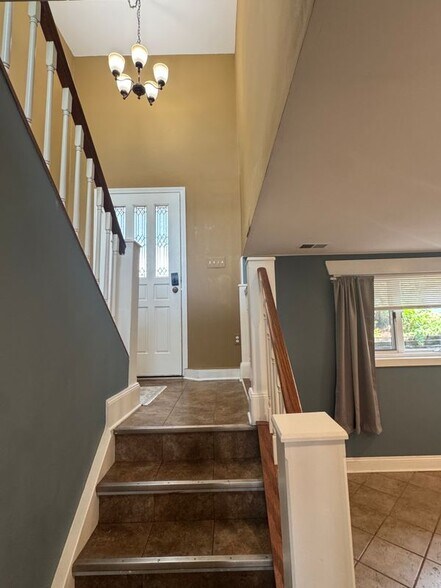 Building Photo - 1508 Lakeview Dr