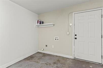 Building Photo - 3 bedrooms 1 bathroom with all tile flooring