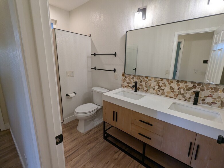 Building Photo - 267 E Smoke Tree Rd