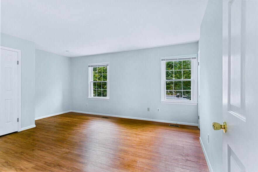 Large Master Bedroom with 2 Closets - 117 Wellesley Dr