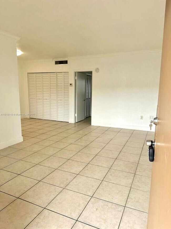 Building Photo - 3905 SW 78th Ct