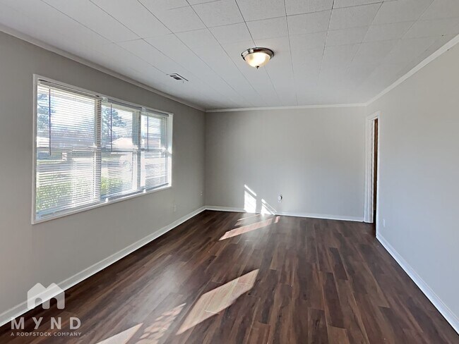 Building Photo - 1825 Collier Dr