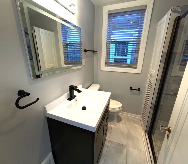 Building Photo - Exceptional single-family near UIC-DePaul ...