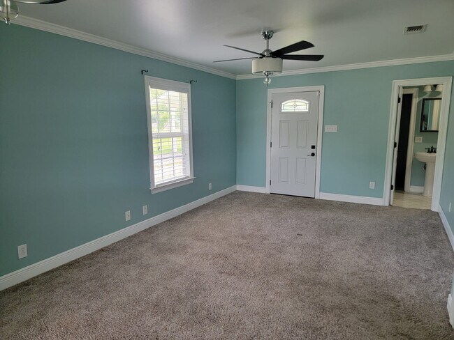 Building Photo - 214 Corinth Dr