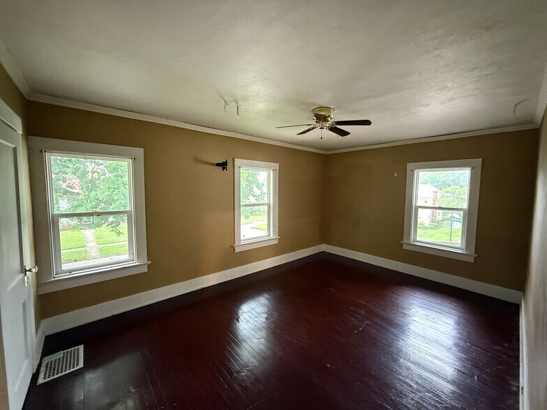 Building Photo - 403 Englewood Ct