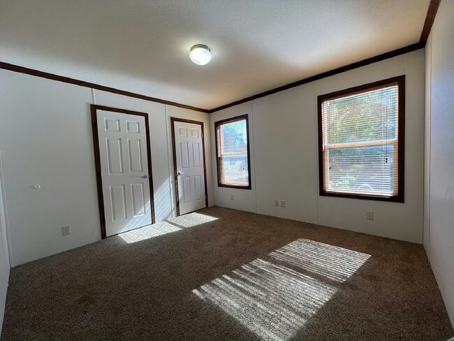 Building Photo - 211 Canal Dr