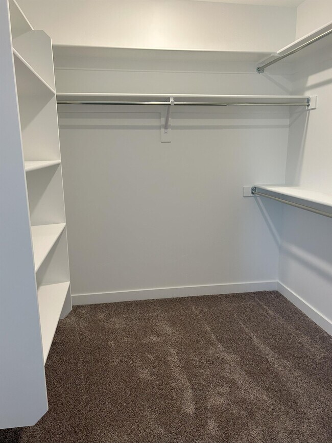 Building Photo - 613 N Pear Dr