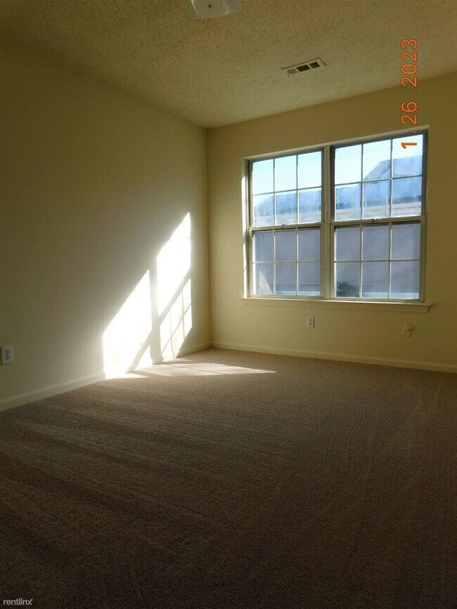 Building Photo - 3 br, 1.5 bath Townhome - 7926 Van Patten Rd