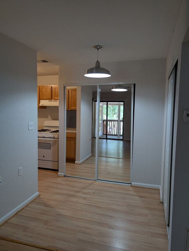 Building Photo - 2/1 Condo with screened porch and community pool