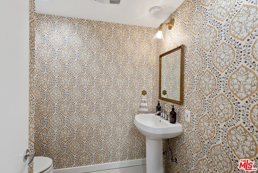 Building Photo - 8550 Holloway Dr