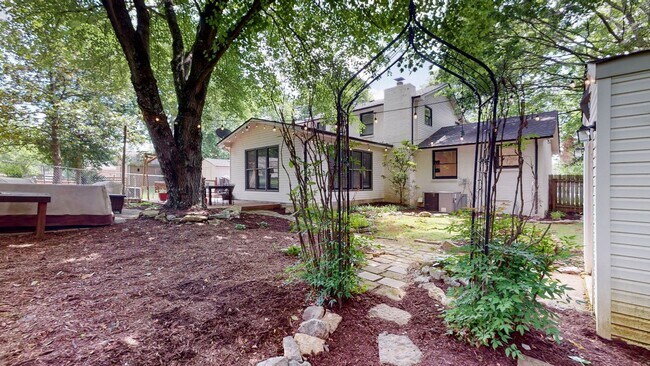 Building Photo - **RENOVATED COLONIAL ON OVER AN ACRE ZONED FOR WILLIAMSON COUNTY BRENTWOOD SCHOOLS**