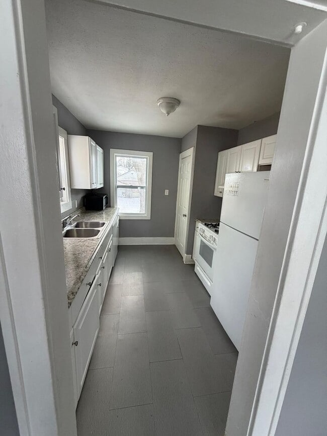 Building Photo - 3 bedroom Home Lower credit scores accepted with proof of income!!