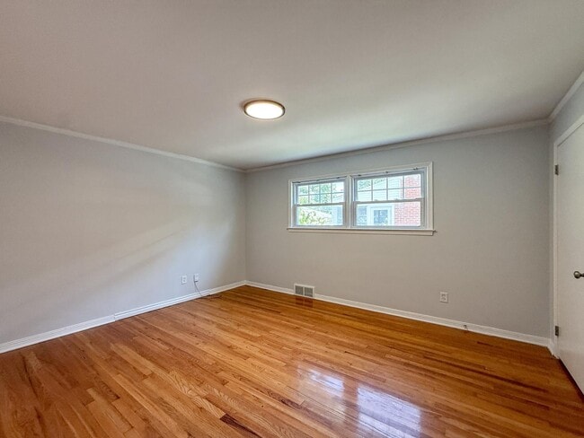 Building Photo - 2082 Vernier Rd