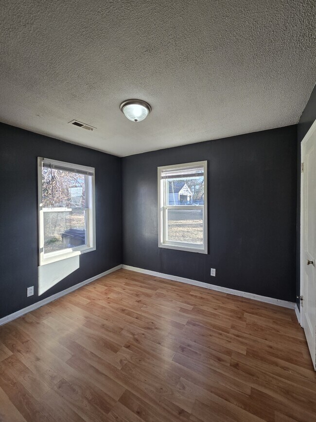 Building Photo - 1332 N Erie St