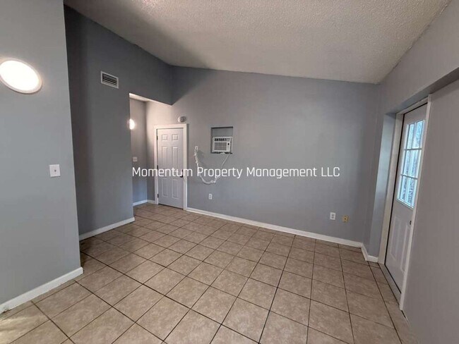 Building Photo - REMODELED 1/1 IN TAMPA! AVAILABLE FOR IMMEDIATE MOVE IN!!