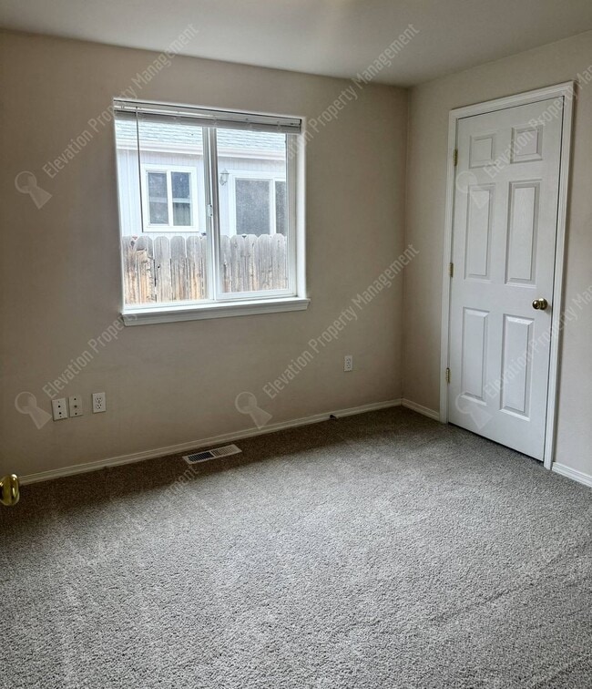 Building Photo - Single Level 3 BR in NE Bend with huge fenced yard!