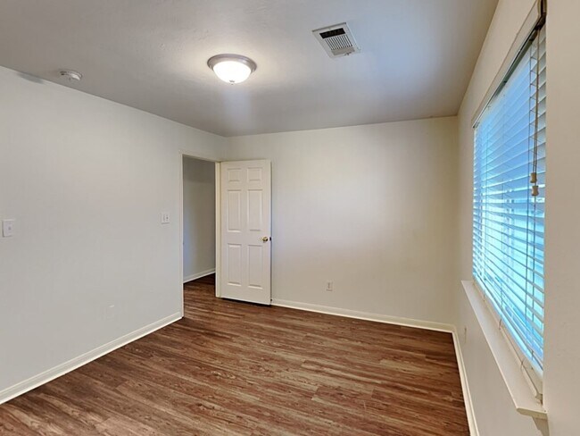 Building Photo - 31442 Camden Village Dr