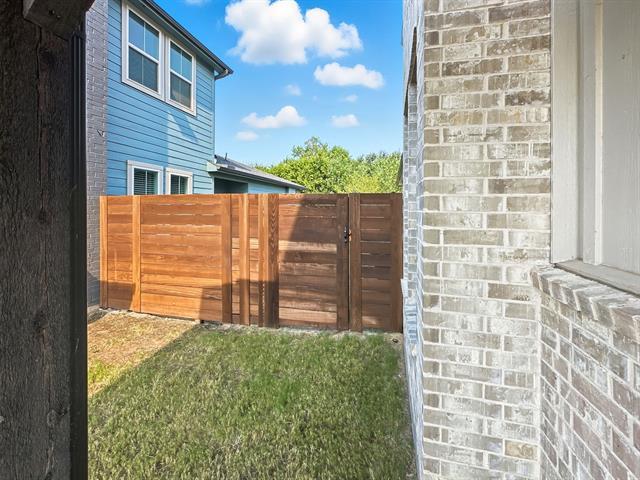 Building Photo - 9525 Thorncrown Ln