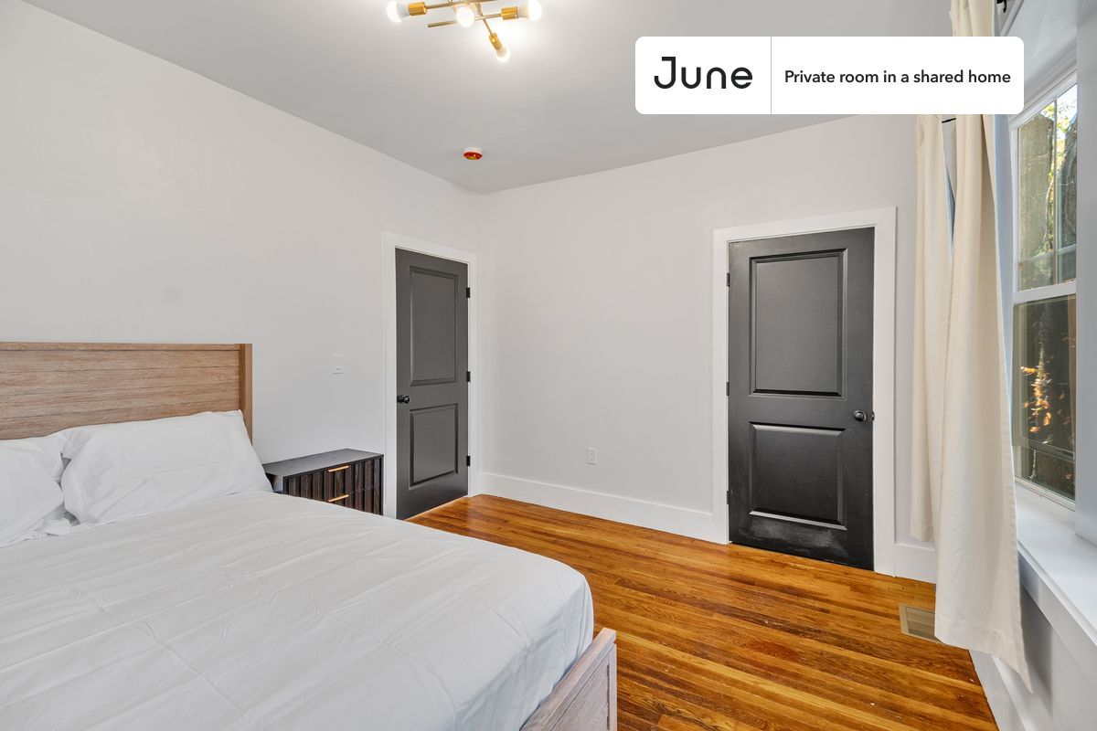 Building Photo - Room in Shared 5 bed/2 bath home