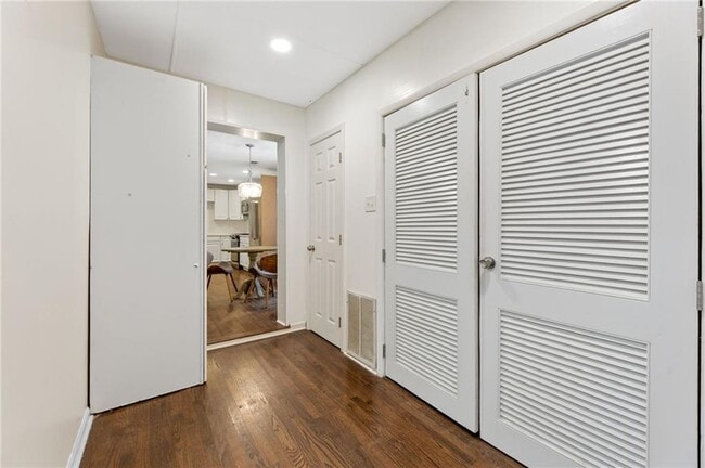 Building Photo - 551 Lyle Dr SE