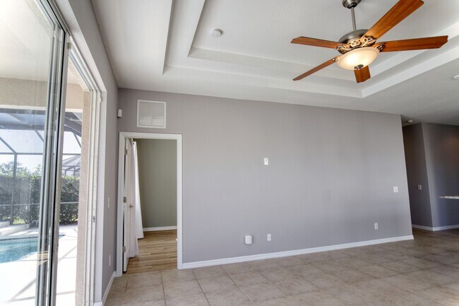 Building Photo - Annual Pool Home in The Stoneybrook Community of Venice!