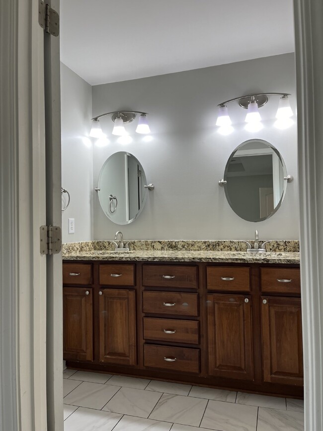 Building Photo - 5004 Pelican Ct