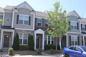 Building Photo - Beautiful Two Bedroom Townhome in Convenie...