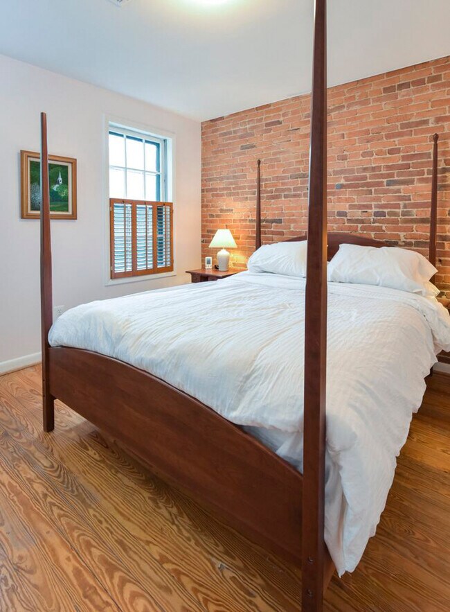 Building Photo - 1127 Independence Ave SE