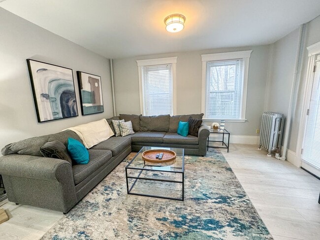 Building Photo - Amazing 3 bed 2 baths in Brookline.... MAY MOVE IN