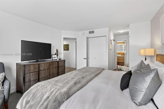 Building Photo - 2780 NE 183rd St