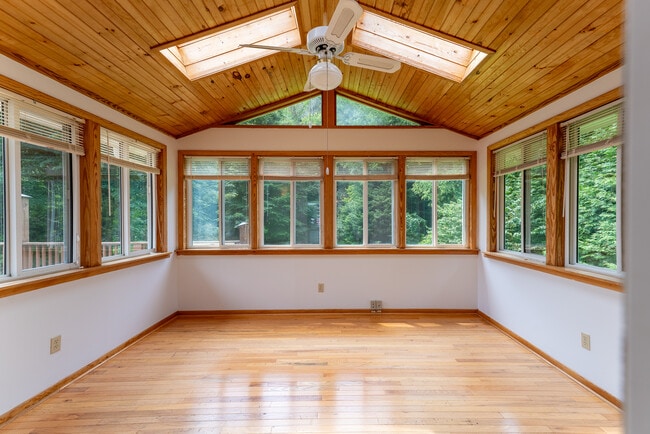 Building Photo - 493 Kings Creek Rd